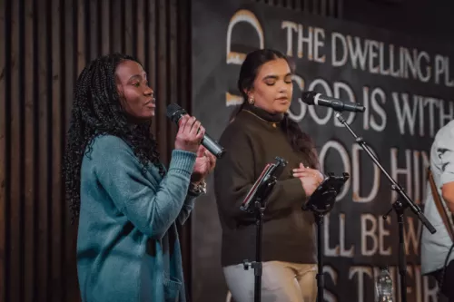 Worshipping singers
